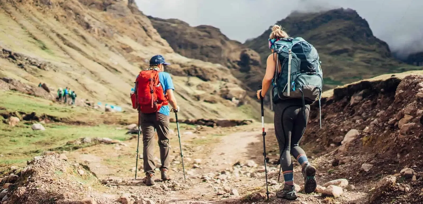 Caminantes rumbo a la montaña, tours de trekking